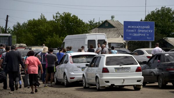 Беженцы на пограничном пункте пропуска Изварино в Луганской области Беженцы на пограничном пункте пропуска Изварино в Луганской области