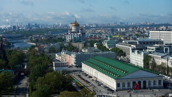 Вид на здание центрального выставочного зала Манеж и храм Христа Спасителя в Москве Вид на здание центрального выставочного зала Манеж и храм Христа Спасителя в Москве