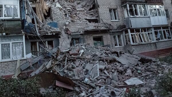 Последствия артиллерийского обстрела украинскими военными микрорайона Артема в Славянске Последствия артиллерийского обстрела украинскими военными микрорайона Артема в Славянске