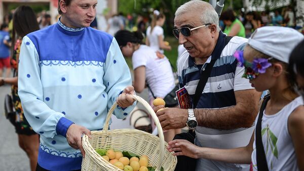 Многонациональный праздник Абрикос в Музеоне. Архивное фото Многонациональный праздник Абрикос в Музеоне. Архивное фото