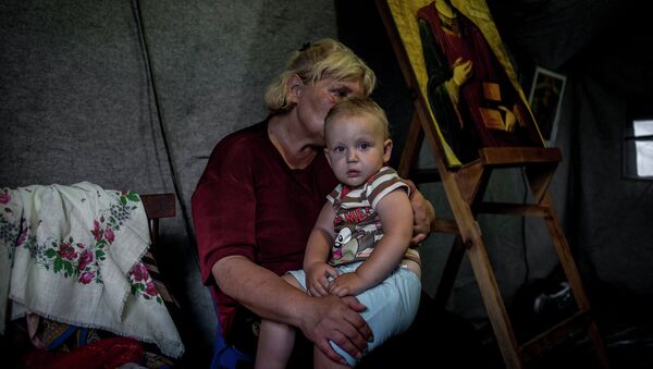 Беженцы из Украины в палатке в лагере в Ростовской области Беженцы из Украины в палатке в лагере в Ростовской области