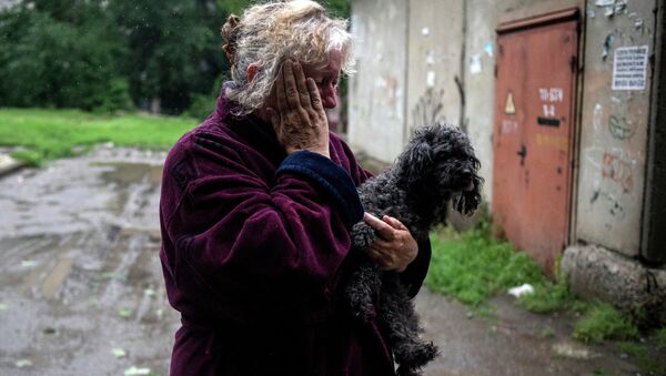 Жительница Луганска после минометного обстрела украинскими силовиками города Жительница Луганска после минометного обстрела украинскими силовиками города