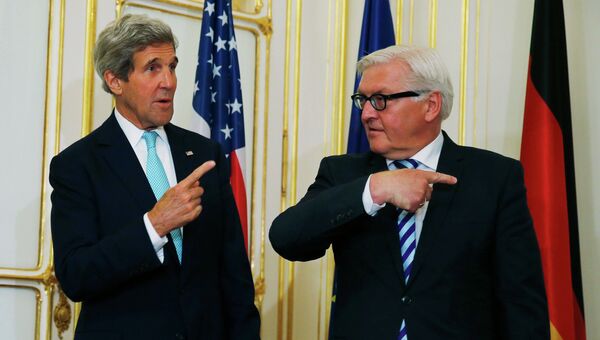 Госсекретарь США Джон Керри и глава МИД ФРГ Франк-Вальтер Штайнмайер перед двусторонней встречей в Вене Госсекретарь США Джон Керри и глава МИД ФРГ Франк-Вальтер Штайнмайер перед двусторонней встречей в Вене