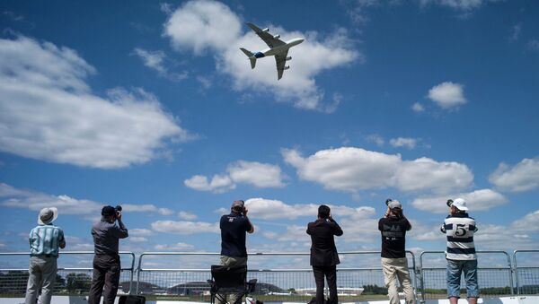 Посетители авиасалона Фарнборо 2014 смотрят на самолет Airbus Industrie A380 Посетители авиасалона Фарнборо 2014 смотрят на самолет Airbus Industrie A380