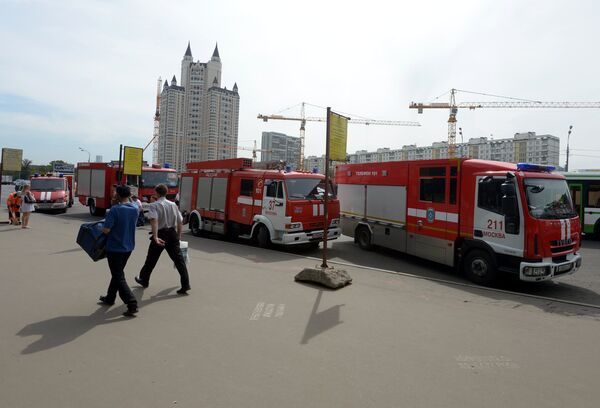 Машины пожарной службы у станции метро Славянский бульвар Машины пожарной службы у станции метро Славянский бульвар