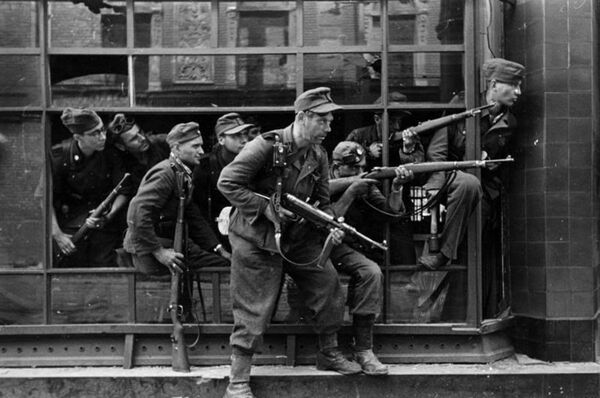 Немецкие солдаты на улицах Варшавы, 1944-ый год Немецкие солдаты на улицах Варшавы, 1944-ый год