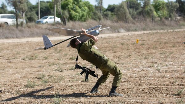 Израильский солдат запускает беспилотник Skylark Израильский солдат запускает беспилотник Skylark