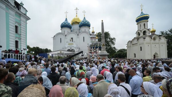 Верующие во время богослужения на Соборной площади Троице-Сергиевой лавры Верующие во время богослужения на Соборной площади Троице-Сергиевой лавры