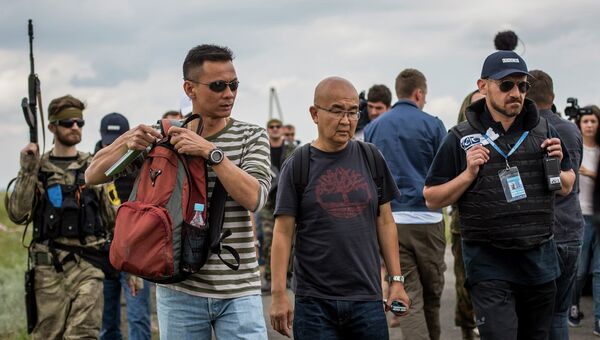 Малайзийские эксперты на месте крушения самолета Boeing 777 авиакомпании Malaysia Airlines на Украине. Архивное фото Малайзийские эксперты на месте крушения самолета Boeing 777 авиакомпании Malaysia Airlines на Украине. Архивное фото