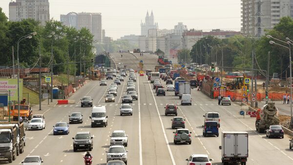 Автодорога в Москве. Архивное фото Автодорога в Москве. Архивное фото