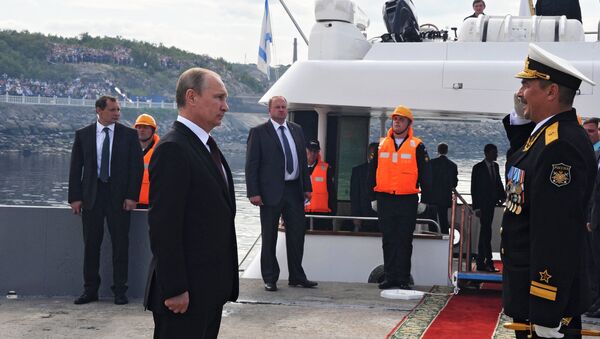Президент России Владимир Путин (слева) принимает рапорт командующего военно-морского парада в День ВМФ в городе Североморск Президент России Владимир Путин (слева) принимает рапорт командующего военно-морского парада в День ВМФ в городе Североморск