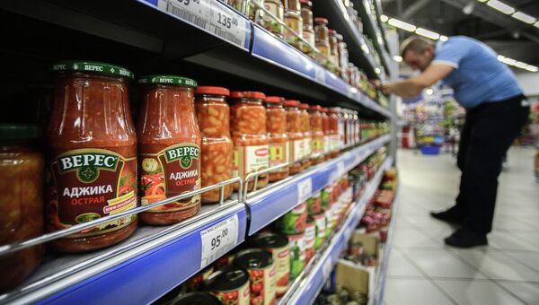 Продуктовый магазин в Москве. Архивное фото Продуктовый магазин в Москве. Архивное фото