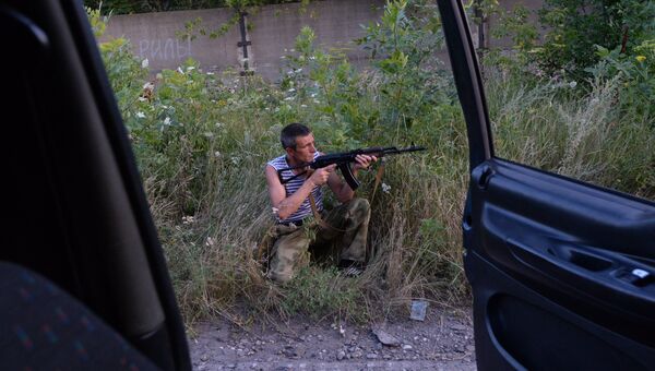 Боец народного ополчения во время патрулирования границ Горловки Боец народного ополчения во время патрулирования границ Горловки