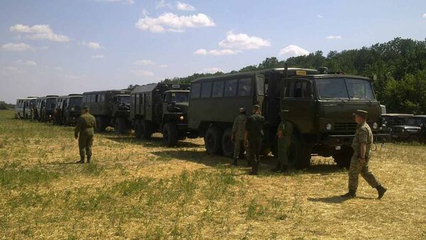 Грузовики и автобусы для транспортировки украинских военных, попросивших убежища в России Грузовики и автобусы для транспортировки украинских военных, попросивших убежища в России