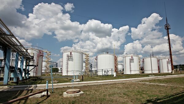 Работа отделения управления переработки газа. Архивное фото Работа отделения управления переработки газа. Архивное фото