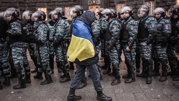 Сторонник евроинтеграции Украины и сотрудники милиции у здания правительства страны в Киеве. Архивное фото Сторонник евроинтеграции Украины и сотрудники милиции у здания правительства страны в Киеве. Архивное фото