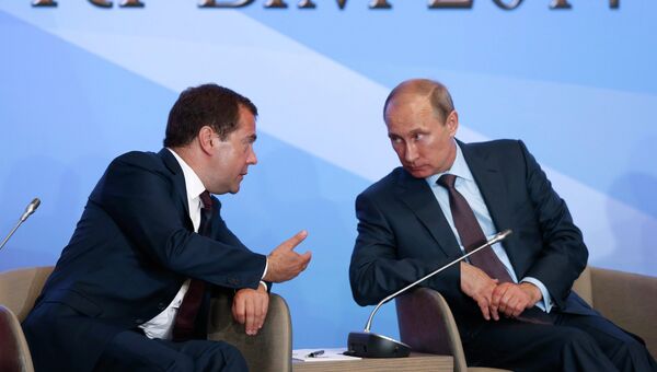 Президент РФ Владимир Путин (справа) и председатель правительства РФ Дмитрий Медведев во время встречи в Ялте с членами фракций политических партий Государственной Думы РФ Президент РФ Владимир Путин (справа) и председатель правительства РФ Дмитрий Медведев во время встречи в Ялте с членами фракций политических партий Государственной Думы РФ