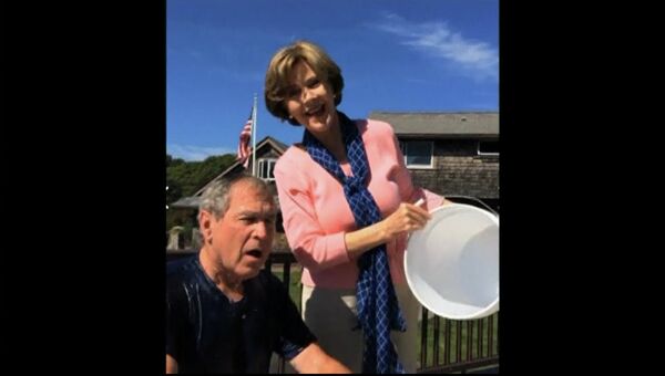 Бывший президент США Джордж Буш принимает участие в акции Ice Bucket Challenge Бывший президент США Джордж Буш принимает участие в акции Ice Bucket Challenge