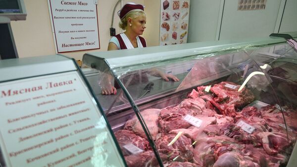 Торговля мясом на продовольственной ярмарке. Архивное фото Торговля мясом на продовольственной ярмарке. Архивное фото