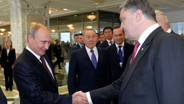 Владимир Путин и Петр Порошенко на встрече в Минске Владимир Путин и Петр Порошенко на встрече в Минске