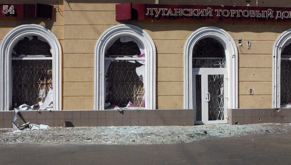 Разбитые окна в зданиях на улицах Луганска. Архивное фото Разбитые окна в зданиях на улицах Луганска. Архивное фото