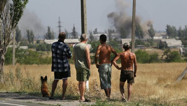 Местные жители во время обстрела в городе Новоазовске Донецкой области Местные жители во время обстрела в городе Новоазовске Донецкой области