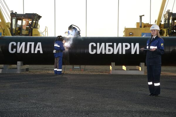 Сварка шва на церемонии соединения первого звена магистрального газопровода Сила Сибири Сварка шва на церемонии соединения первого звена магистрального газопровода Сила Сибири