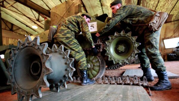 Военнослужащие ремонтируют боевую технику. Архивное фото Военнослужащие ремонтируют боевую технику. Архивное фото