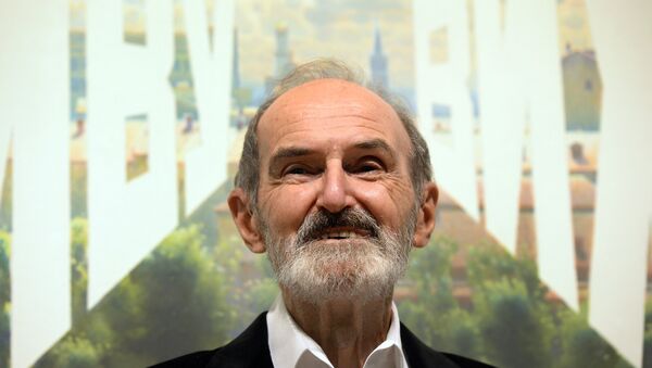 Художник Эрик Булатов на открытии своей выставки Эрик Булатов. ЖИВУ – ВИЖУ. Архивное фото Художник Эрик Булатов на открытии своей выставки Эрик Булатов. ЖИВУ – ВИЖУ. Архивное фото