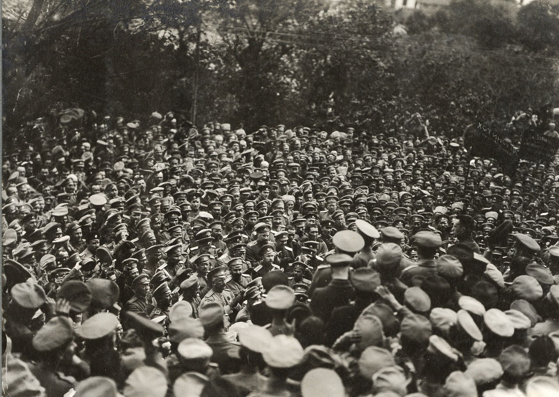 Военный министр Александр Керенский обращается к войскам, 1917 год Военный министр Александр Керенский обращается к войскам, 1917 год - РИА Новости, 1920, 08.06.2021