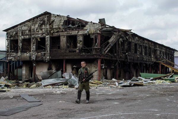 Боец народного ополчения возле разрушенного завода в селе Нижняя Крынка Боец народного ополчения возле разрушенного завода в селе Нижняя Крынка