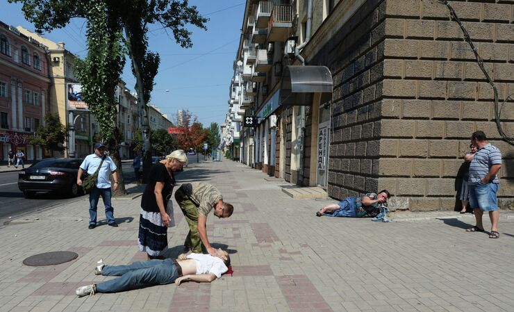 В результате обстрела в Донецке пострадали мирные жители В результате обстрела в Донецке пострадали мирные жители