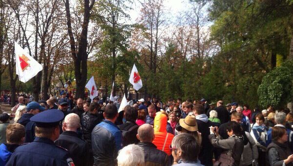 Участники акции в Одессе, требовавшие предоставить области особый статус Участники акции в Одессе, требовавшие предоставить области особый статус