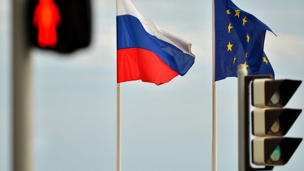 Флаги России, ЕС, Франции и герб Ниццы на набережной Ниццы Флаги России, ЕС, Франции и герб Ниццы на набережной Ниццы