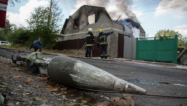 Фрагмент ракеты вблизи разрушенного обстрелом дома в Донецке. Архивное фото Фрагмент ракеты вблизи разрушенного обстрелом дома в Донецке. Архивное фото