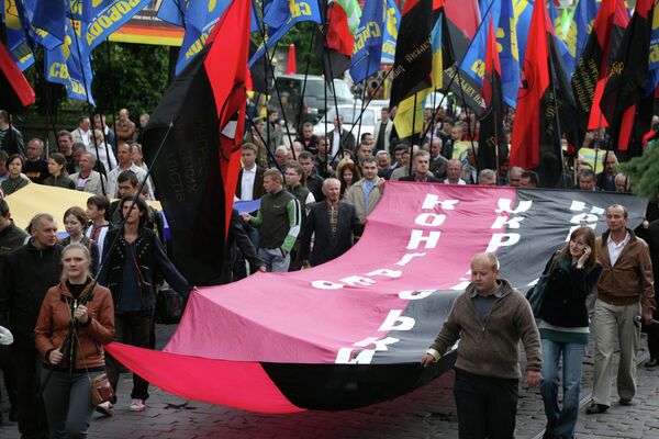 Сторонники Украинской повстанческой армии (ОУН-УПА) во время марша в день Праздника Героев во Львове Сторонники Украинской повстанческой армии (ОУН-УПА) во время марша в день Праздника Героев во Львове