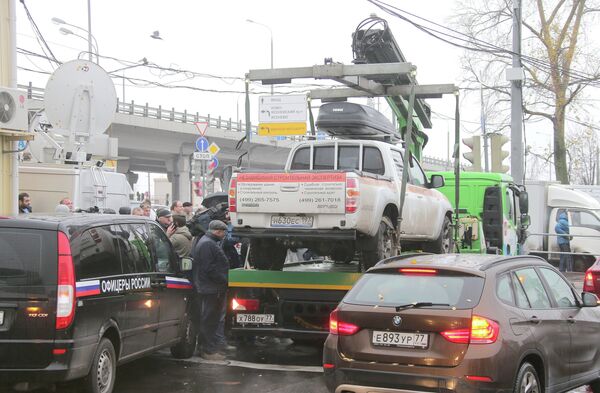 Водитель почти сутки сидит в машине, блокируя работу эвакуатора Водитель почти сутки сидит в машине, блокируя работу эвакуатора