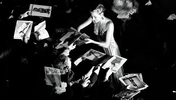 Английская актриса и фотомодель Сиенна Миллер во время Лондонского кинофестиваля, 16 октября 2014 Английская актриса и фотомодель Сиенна Миллер во время Лондонского кинофестиваля, 16 октября 2014