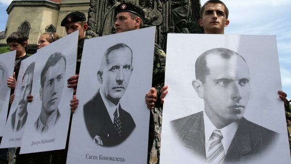 Молодежь с портретами видных деятелей УПА у памятника Степану Бандере в центре Львова Молодежь с портретами видных деятелей УПА у памятника Степану Бандере в центре Львова