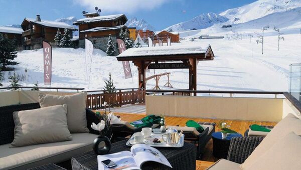Отель Alpes Hôtel Pralong в Куршевеле. Архивное фото Отель Alpes Hôtel Pralong в Куршевеле. Архивное фото