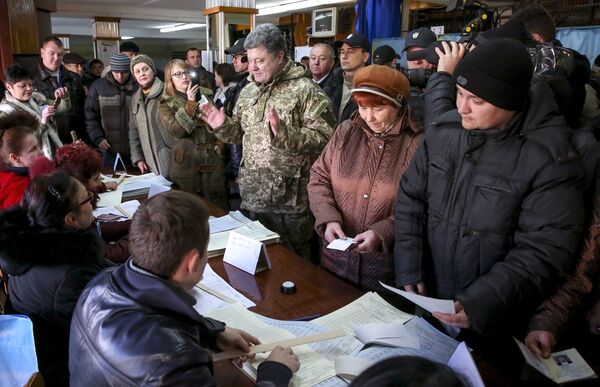 Президент Украины Петр Порошенко на одном из избирательных участков в Краматорске Президент Украины Петр Порошенко на одном из избирательных участков в Краматорске