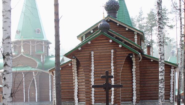 Крест на месте захоронения останков царской семьи в Мужском монастыре в честь святых Царственных страстотерпцев Крест на месте захоронения останков царской семьи в Мужском монастыре в честь святых Царственных страстотерпцев
