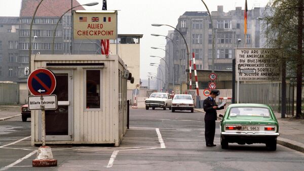 Пропускной пункт на стороне ГДР, 1978. Архивное фото Пропускной пункт на стороне ГДР, 1978. Архивное фото