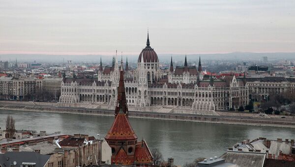 Здание венгерского парламента в Будапеште Здание венгерского парламента в Будапеште