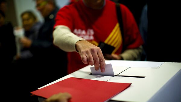 Житель Барселоны принимает участие в опросе о независимости Каталонии. Архивное фото Житель Барселоны принимает участие в опросе о независимости Каталонии. Архивное фото