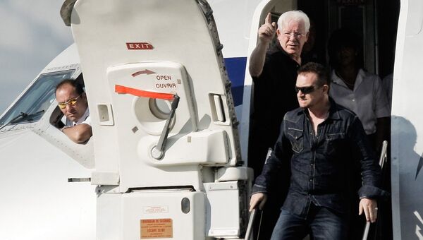 Ирландский певец Боно, лидер группы U2 спускается по трапу самолета. Архивное фото Ирландский певец Боно, лидер группы U2 спускается по трапу самолета. Архивное фото