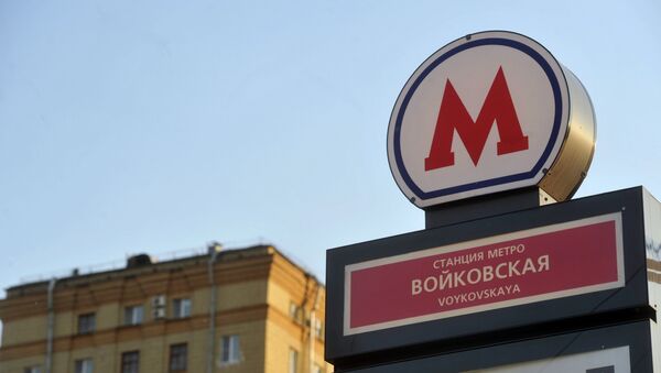Указатель у входа на станцию метро Войковская в Москве. Архивное фото Указатель у входа на станцию метро Войковская в Москве. Архивное фото