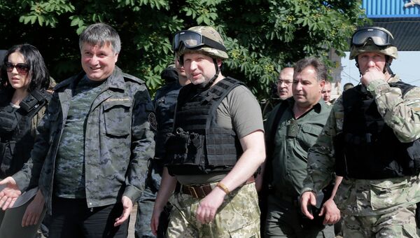 Арсен Аваков и Александр Турчинов на позициях украинских военных в Славянске. Архивное фото Арсен Аваков и Александр Турчинов на позициях украинских военных в Славянске. Архивное фото