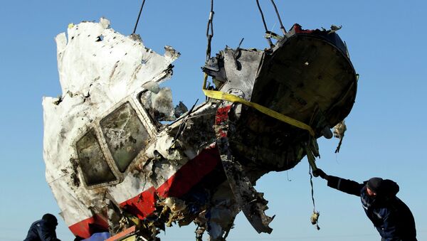 Погрузка обломков разбившегося под Донецком Boeing Погрузка обломков разбившегося под Донецком Boeing