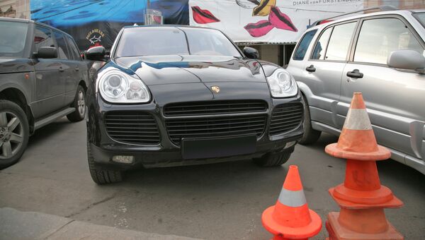 Автомобиль Porsche Cayenne в центре Москвы. Архивное фото Автомобиль Porsche Cayenne в центре Москвы. Архивное фото